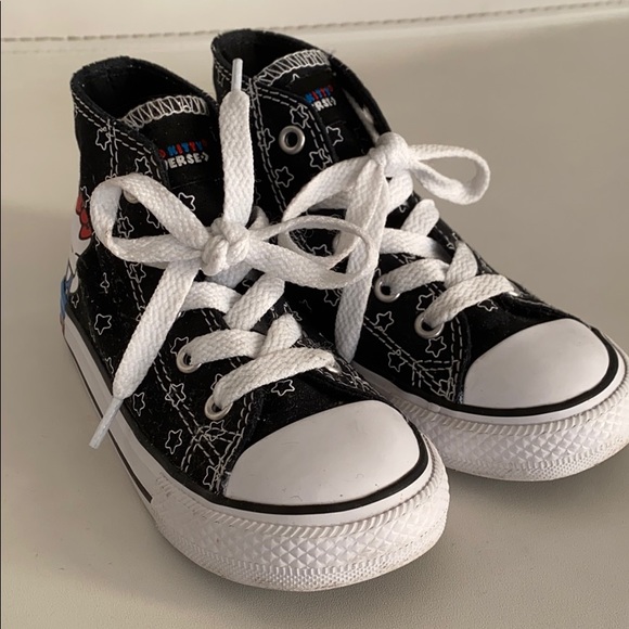Hello Kitty Hi-Top Converse - Picture 2 of 7